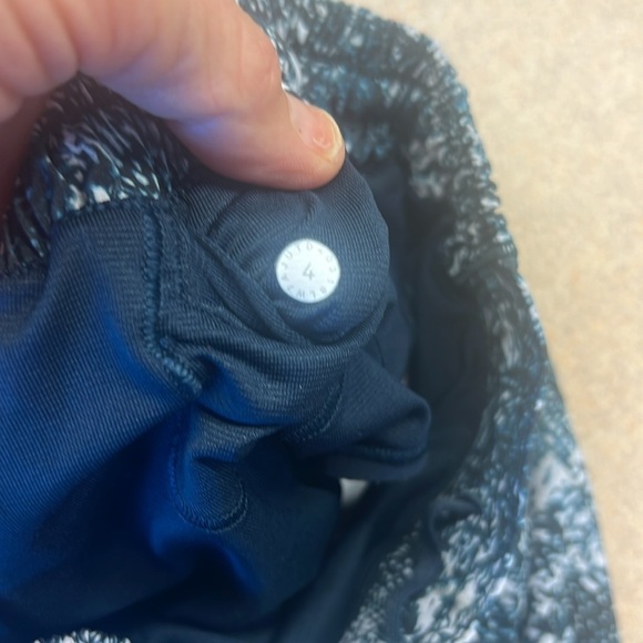 Lululemon Hotty Hot Short ll *Long 4” Wildwood White
Multi / Nocturnal Teal - Picture 10 of 13